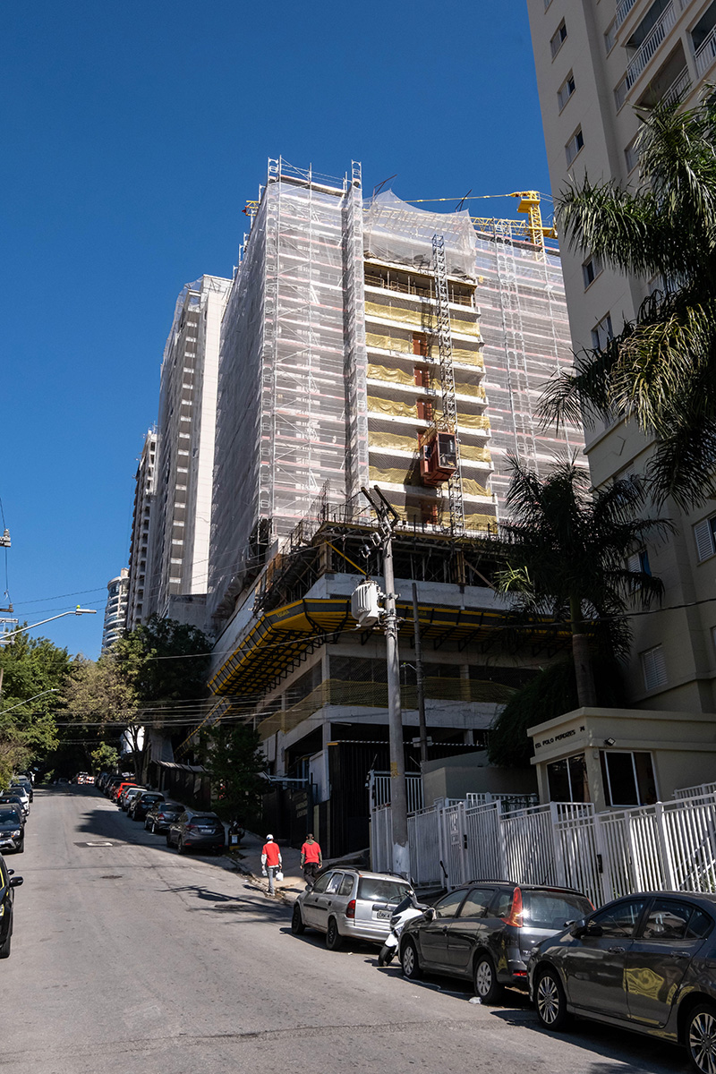 How many expats live in Brazil29