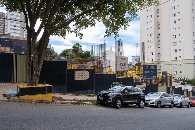 How many expats live in Brazil44