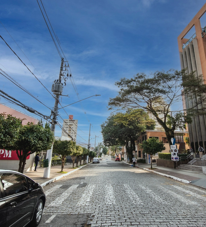 How much do English teachers in Brazil make10